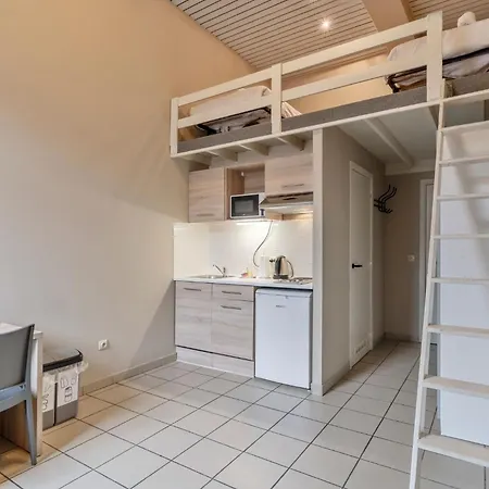 Student Semi-duplex With Budget Flats *