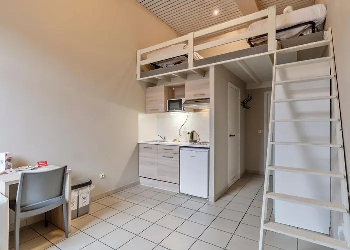 Student Semi-duplex With Budget Flats *